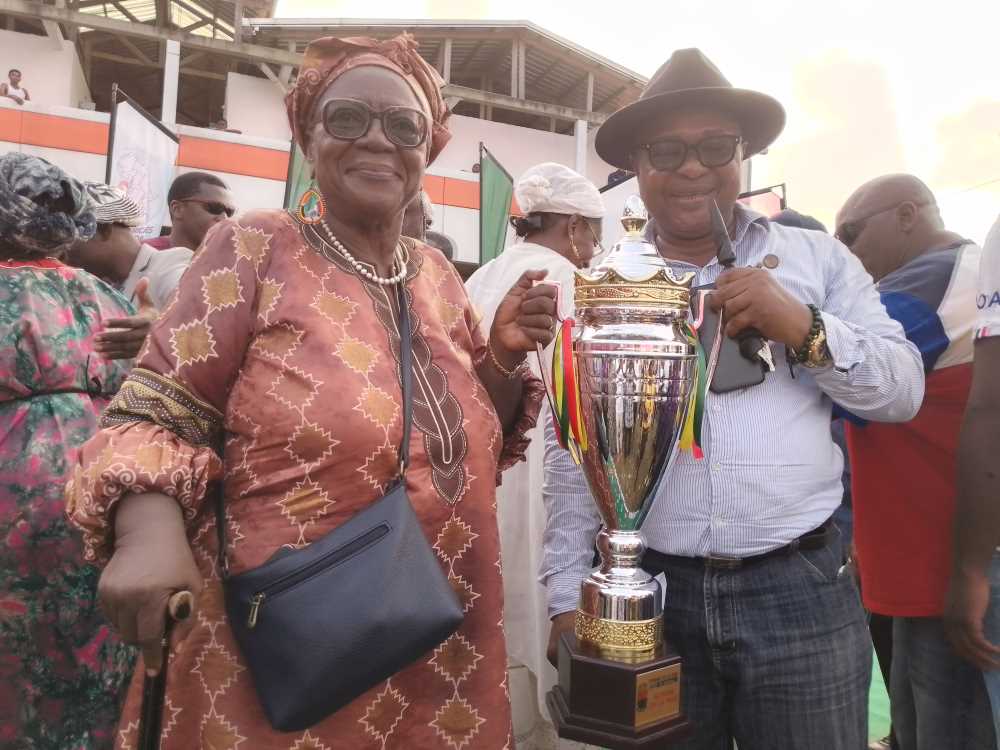 Sa Majesté Dibango (à droite) exhibe son trophée 