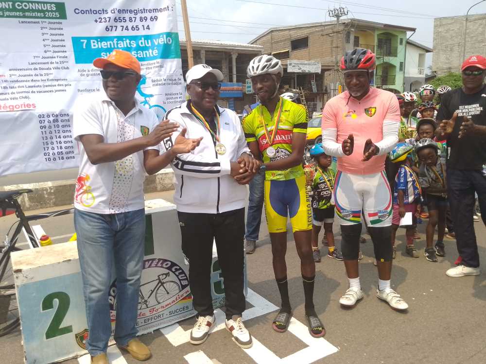 Trois hommes devant un podium de course cycliste