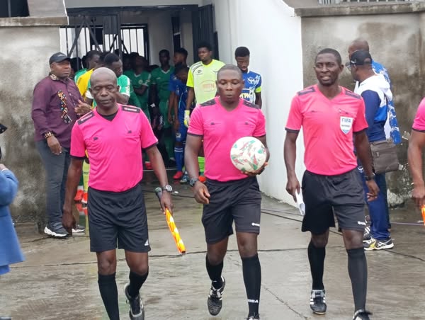 Des arbitres sur le terrain à Douala et Melong