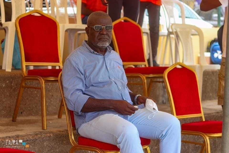 Le président de la Ligue régionale de tennis du Littoral, Maurice Kemgang Feuze, rend hommage à Joseph Oyebog